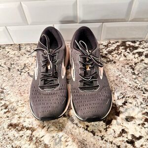 BROOKS GHOST SNEAKERS Size 8